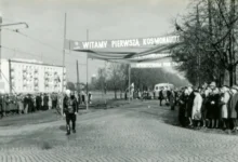 Černobílá fotka, na níž je první žena, která byla ve vesmíru.