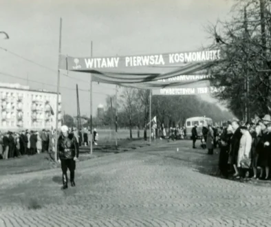 Černobílá fotka, na níž je první žena, která byla ve vesmíru.