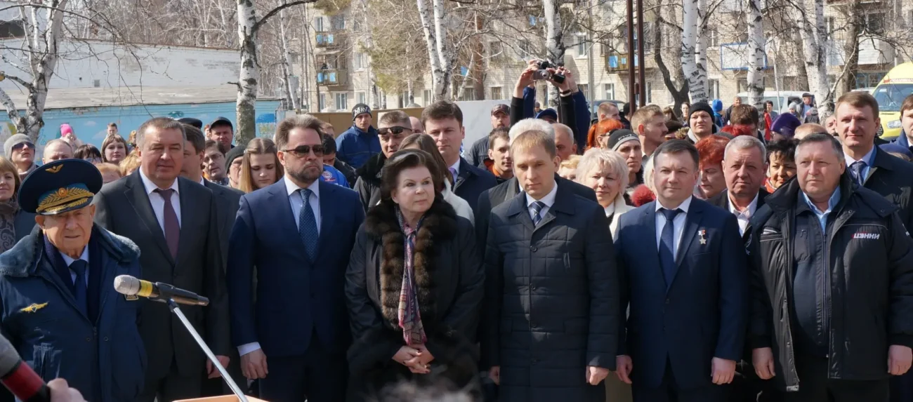 Těreškovová s dalšími politiky.
