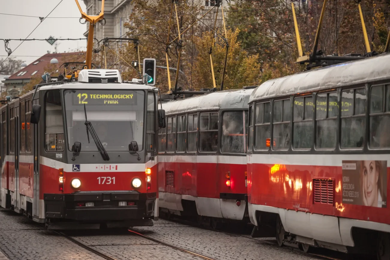 Jedoucí tramvaj v Brně.