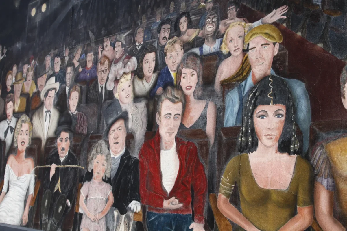 Malba na zdi, kde je i James Dean.