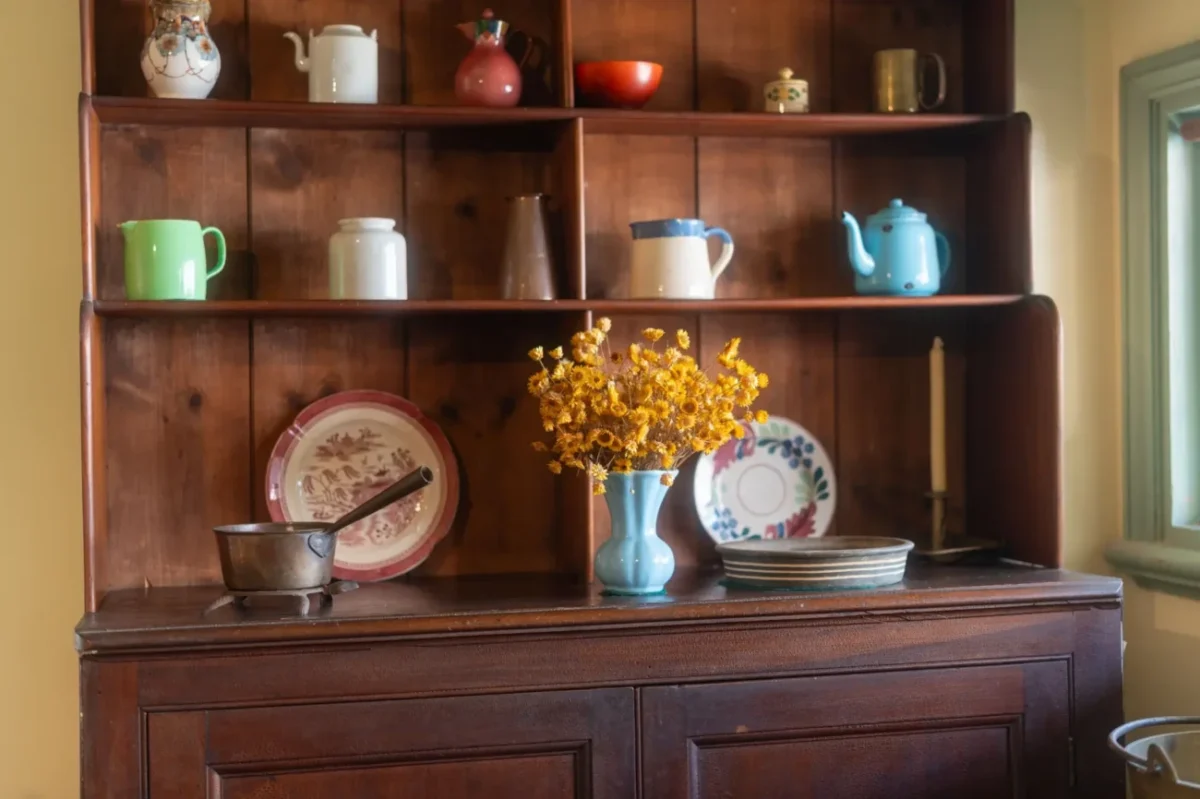 hnědá komoda s retro nádobím