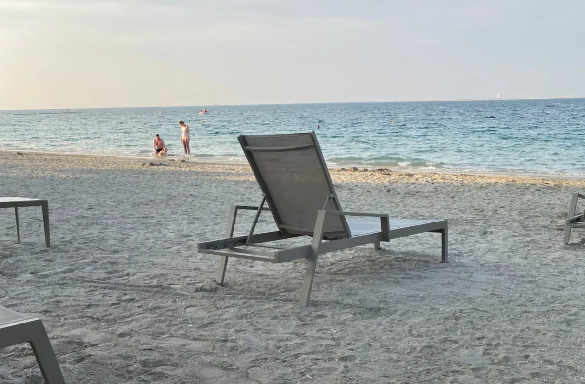 lehátko na pláži u moře