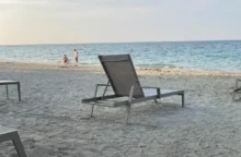 lehátko na pláži u moře