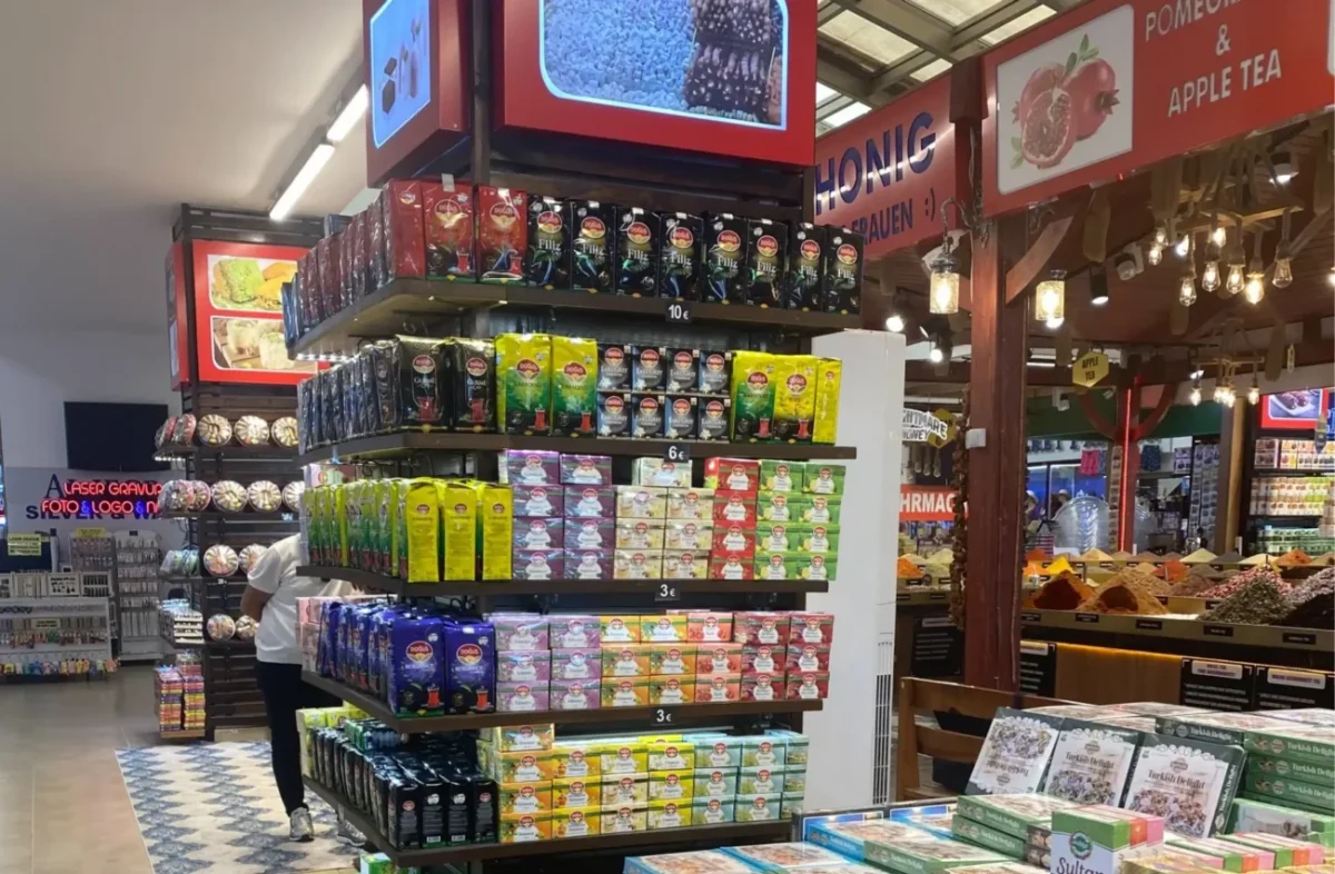 místní trh v Turecku, Antalya, červenec 2025