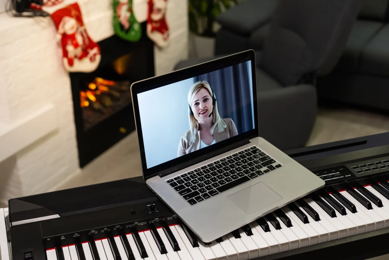 shutterstock_1880536936-2 | TVGURU.cz Žena je na videohovoru na notebooku.
