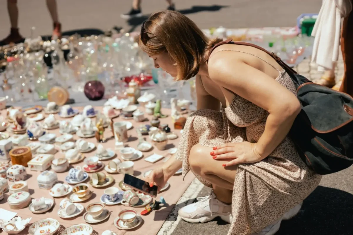 žena na tržišti vybírá hrnek