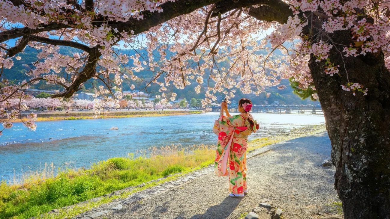 shutterstock_2410620503 1 | TVGURU.cz Japonka v tradičním kostýmu.