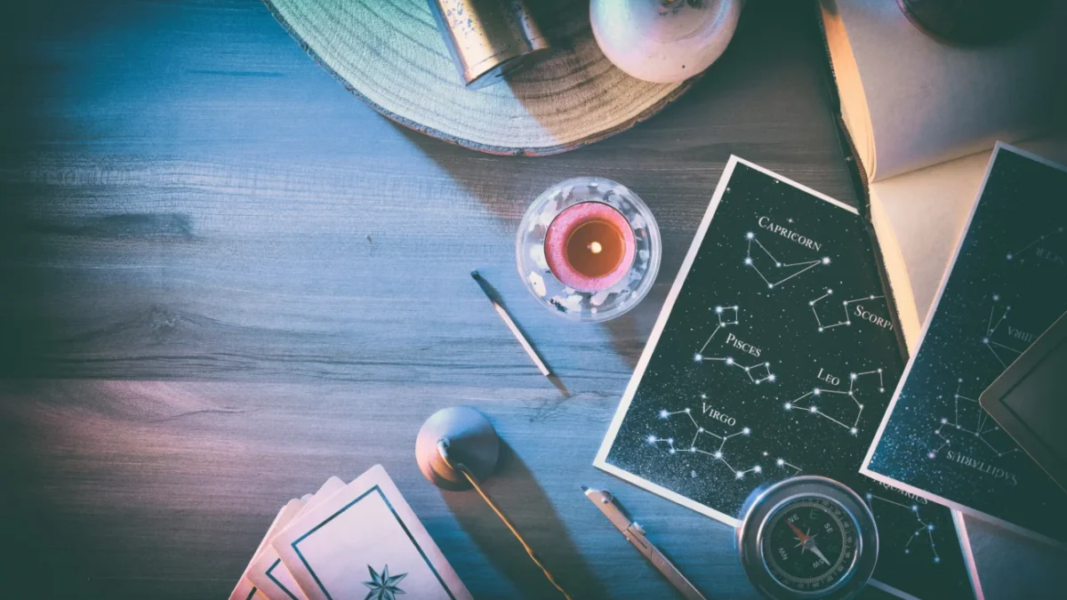 Stůl s astrologickými věcmi.