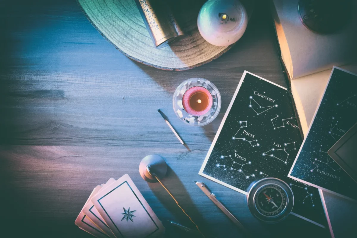 Stůl s astrologickými věcmi.