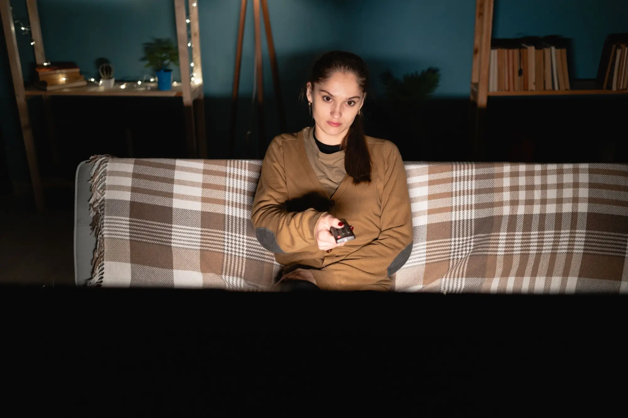 žena sleduje televizi