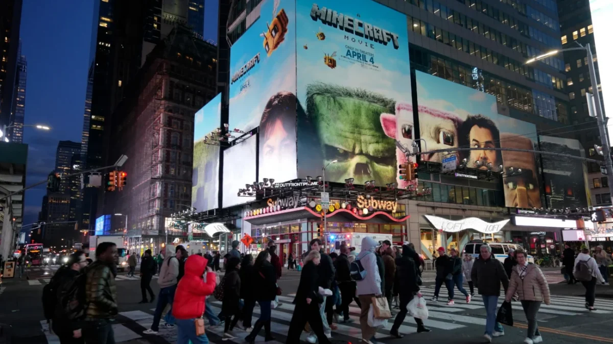 hlavní ulice s billboardy