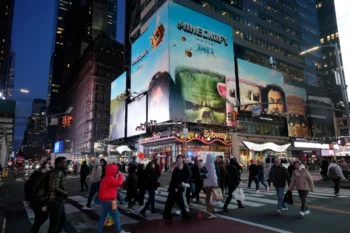 hlavní ulice s billboardy