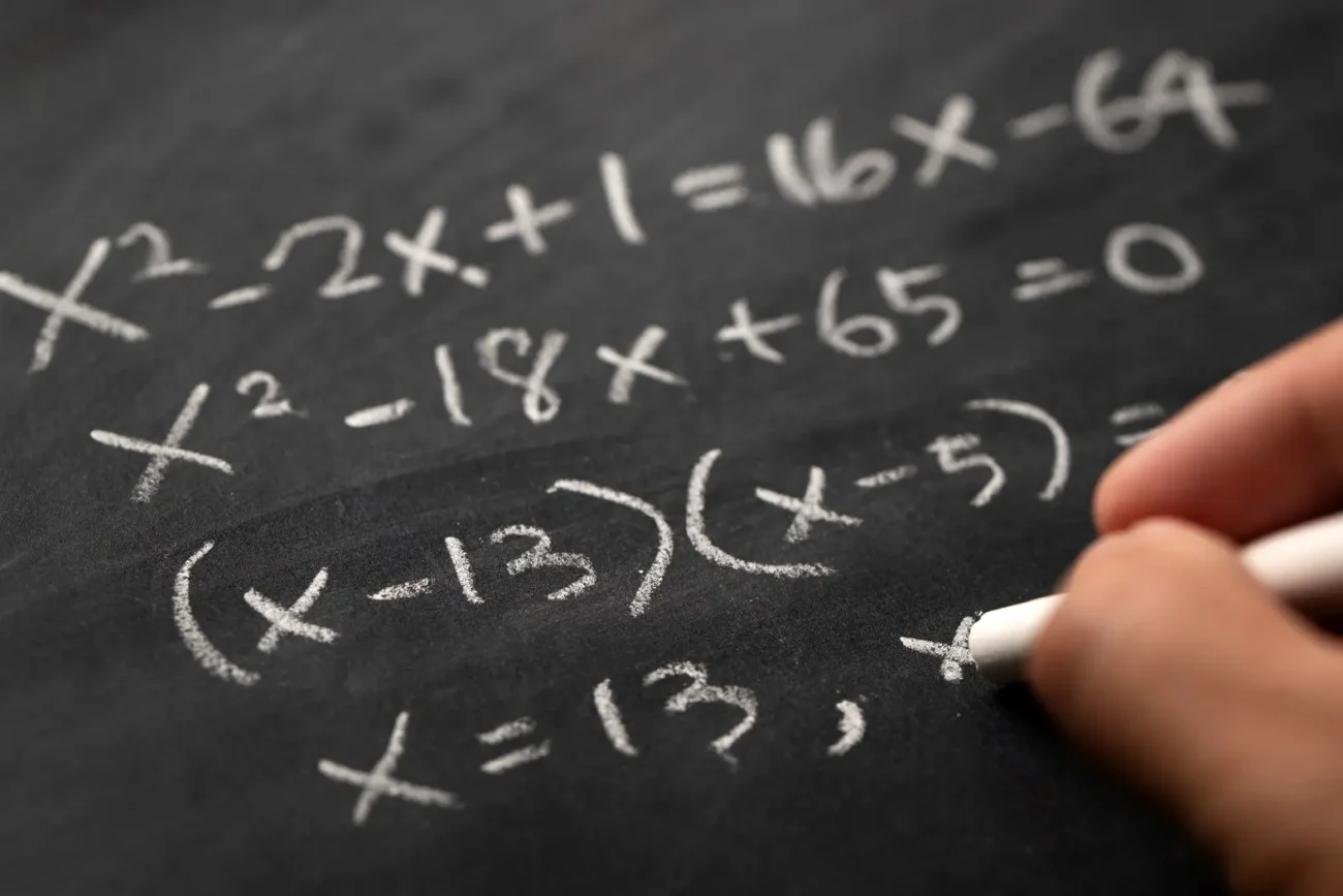 Bez znalosti potřebných matematických pravidel se neobejdeme Shutterstock | TVGURU.cz počítání na tabuli