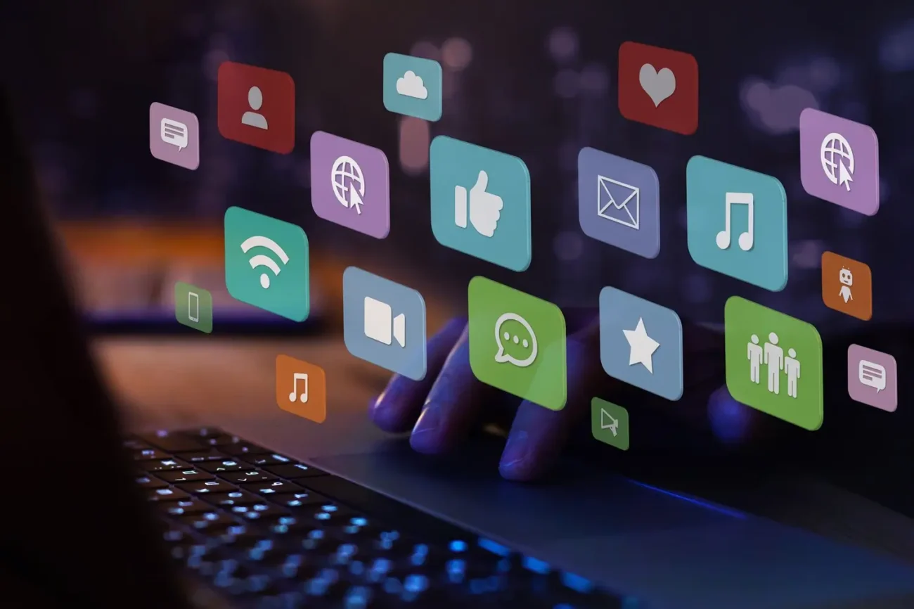 Mnozí diváci sdílejí své dojmy z televizních pořadů diskutují komentují Shutterstock | TVGURU.cz sdílení
