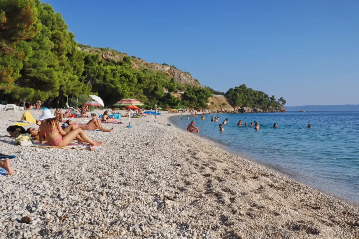 lidé se válí na pláži v Chorvatsku