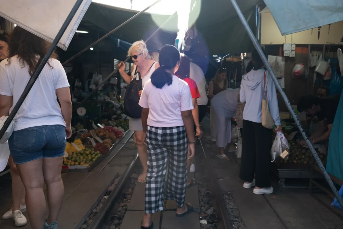 Žena prochází tržnicí.