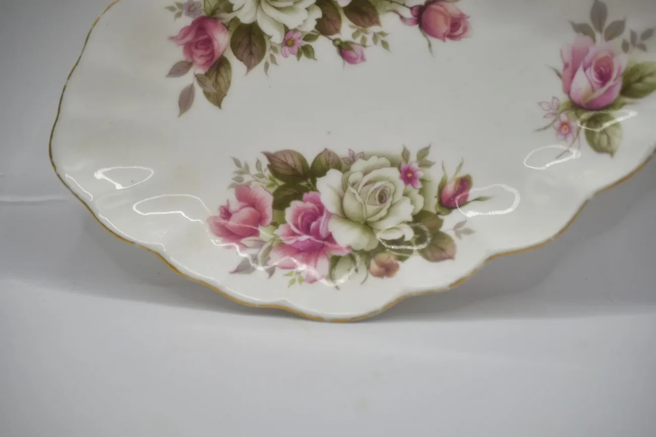 Shutterstock_2450460609 | TVGURU.cz detail na porcelánový talíř s květinovým dekorem