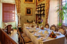 slavnostně prostřený jídelní stůl