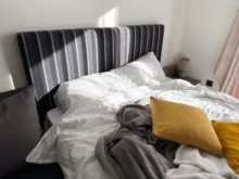 rozestlaná postel