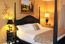 ložnice, nad postelí obraz, vedle postele noční stolky s lampou