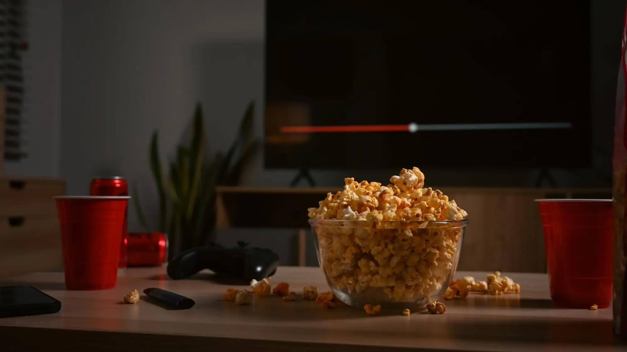 Shutterstock_2195270321 | TVGURU.cz popcorn na stole