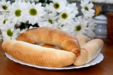 čerstvé rohlíky ležící na talíři