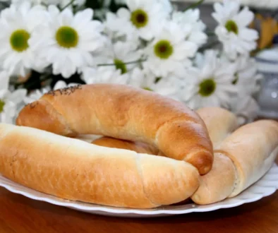 čerstvé rohlíky ležící na talíři