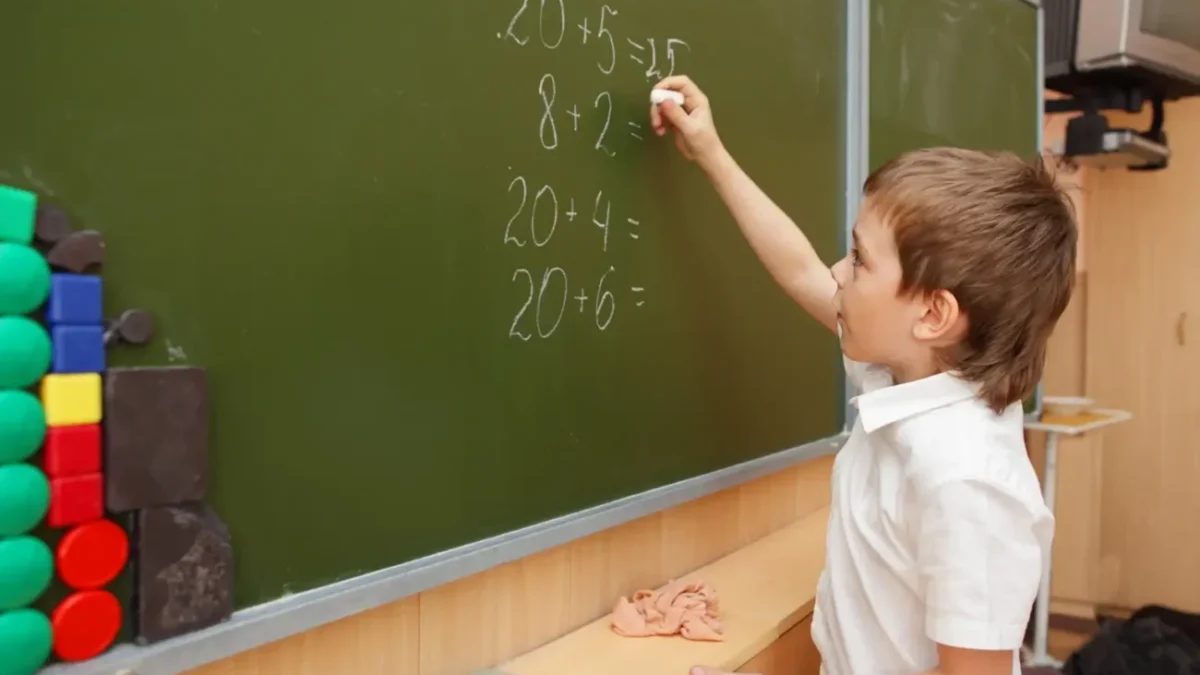 žák počítá u tabule