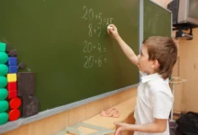 žák počítá u tabule