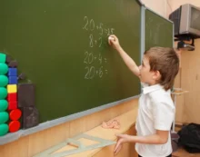 žák počítá u tabule