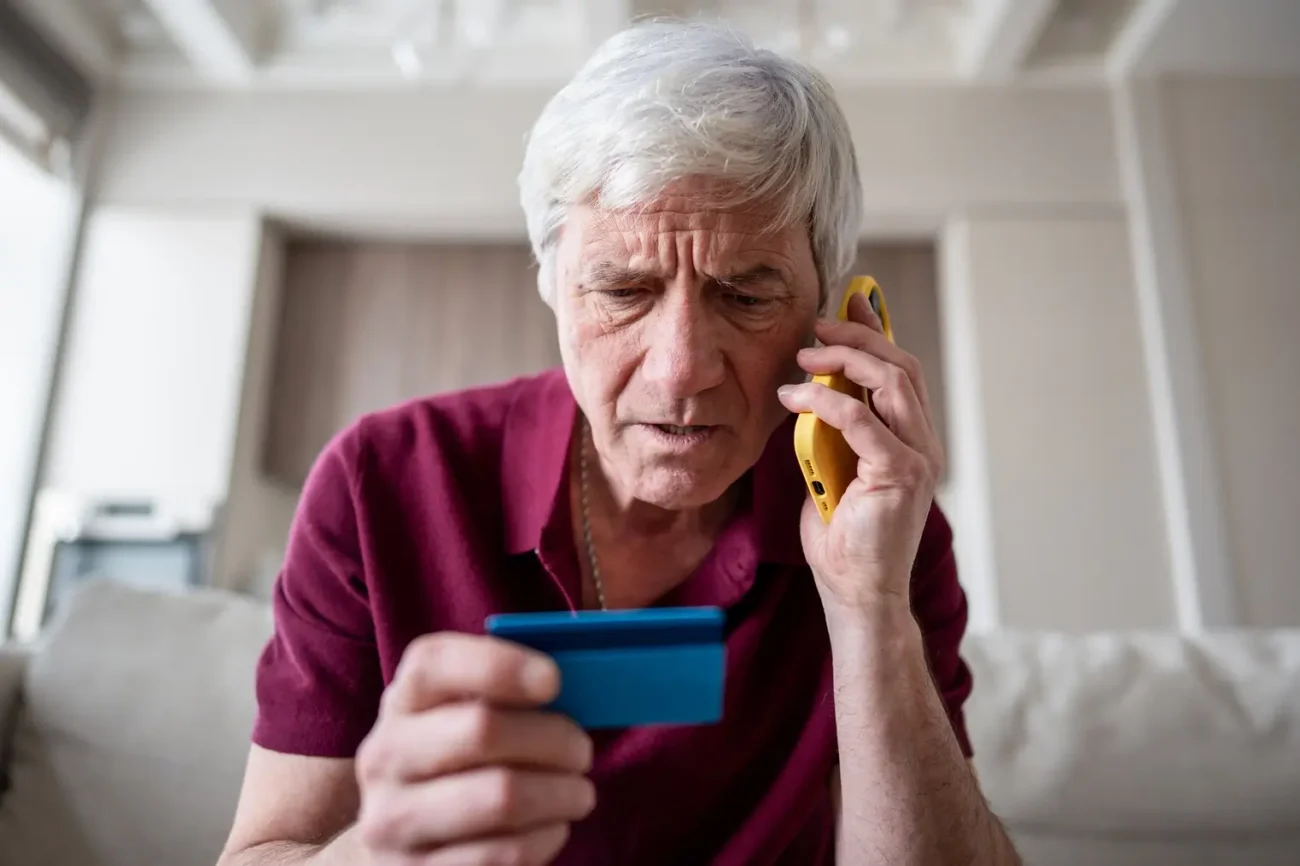 Některé lidi dostane do dluhů jejich důvěřivost Shutterstock | TVGURU.cz důvěřivý senior