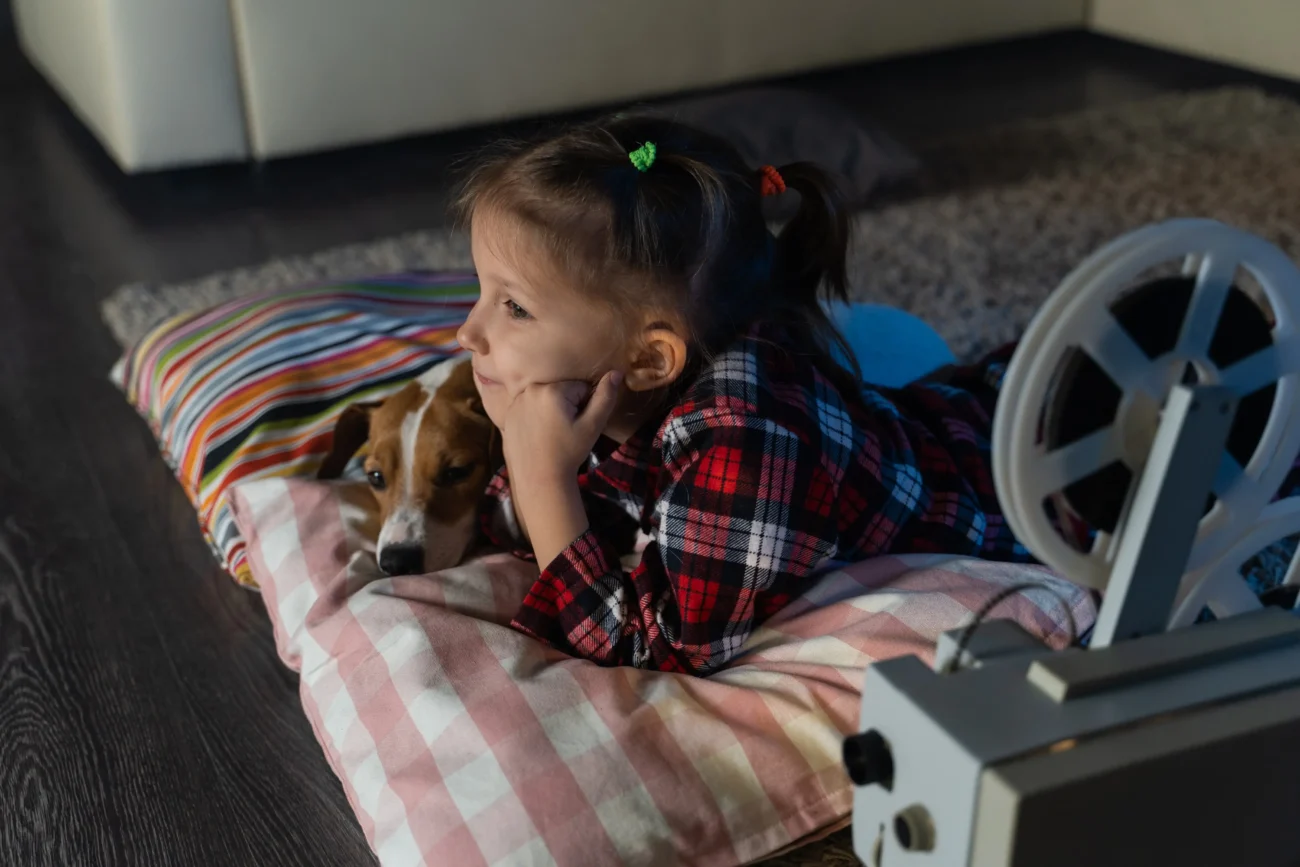 Saxana byla hitem minulého století. Zdroj: Shutterstock | TVGURU.cz Dívka dívající se na projektor.