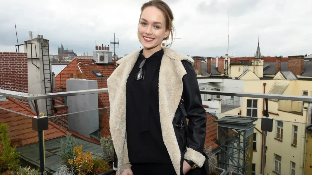 česká herečka Dominika Kadlčková na balkoně