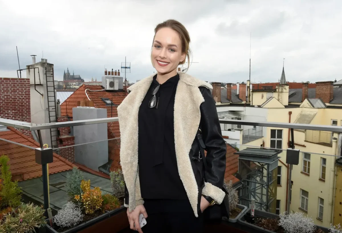 česká herečka Dominika Kadlčková na balkoně