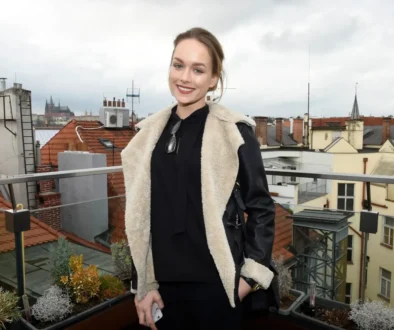 česká herečka Dominika Kadlčková na balkoně