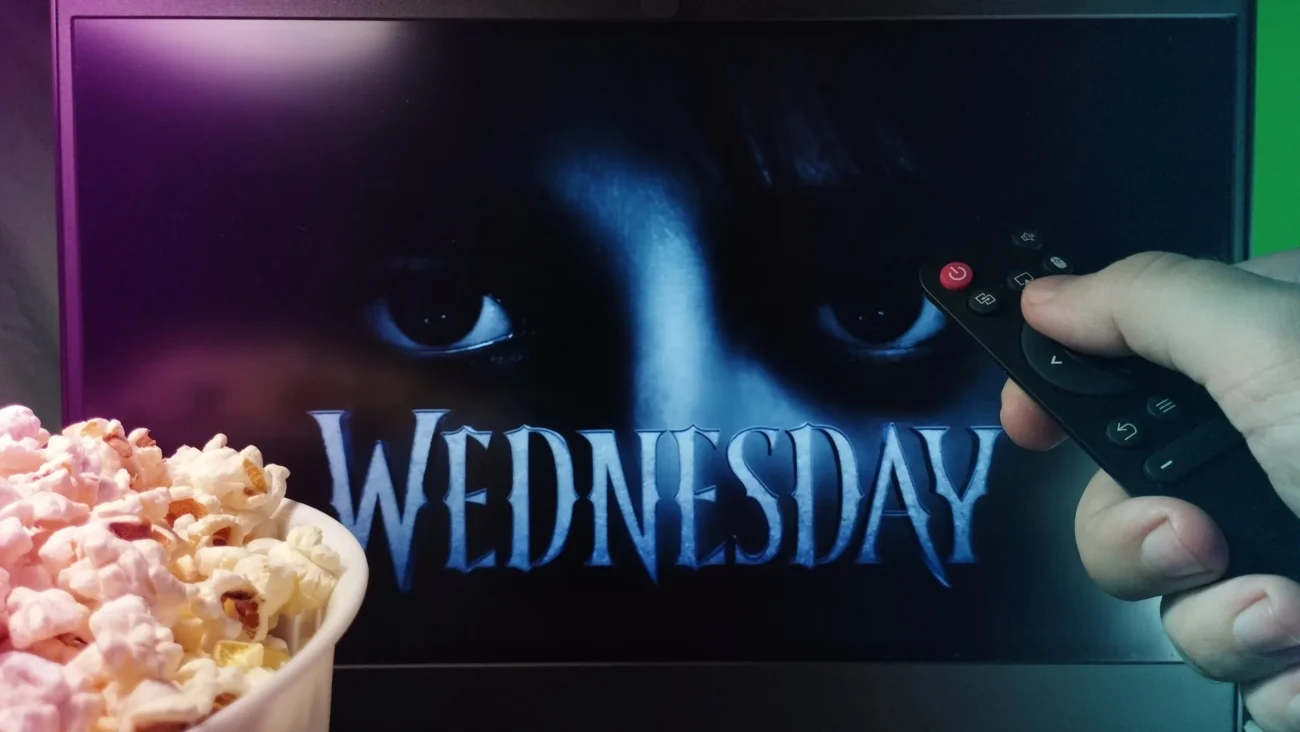 V televizi běží Wednesday.