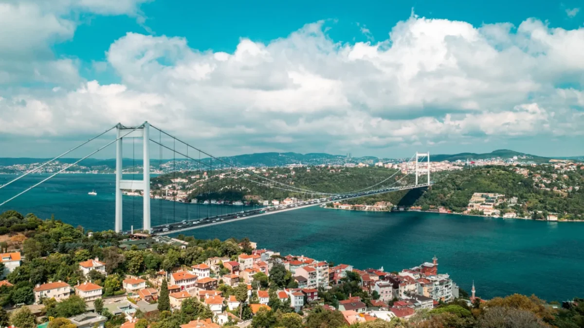 Výhled na most v Istanbulu