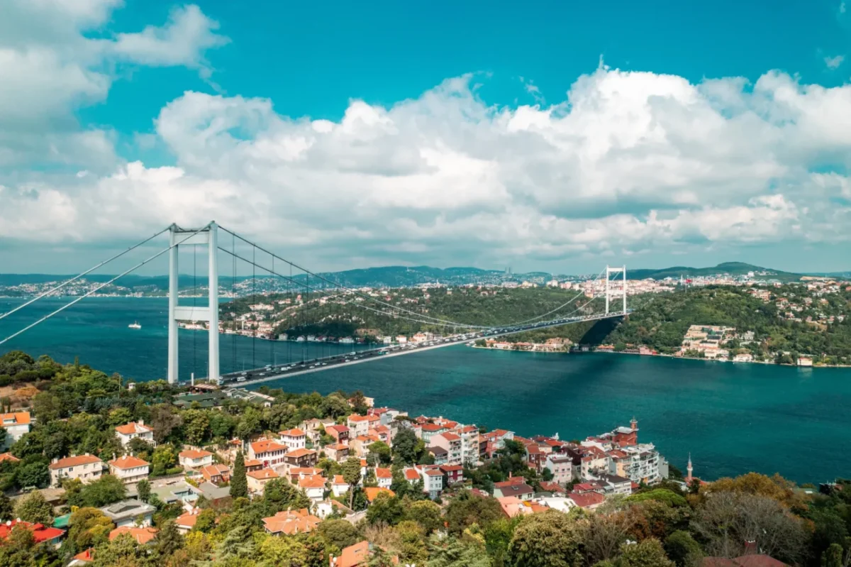 Výhled na most v Istanbulu