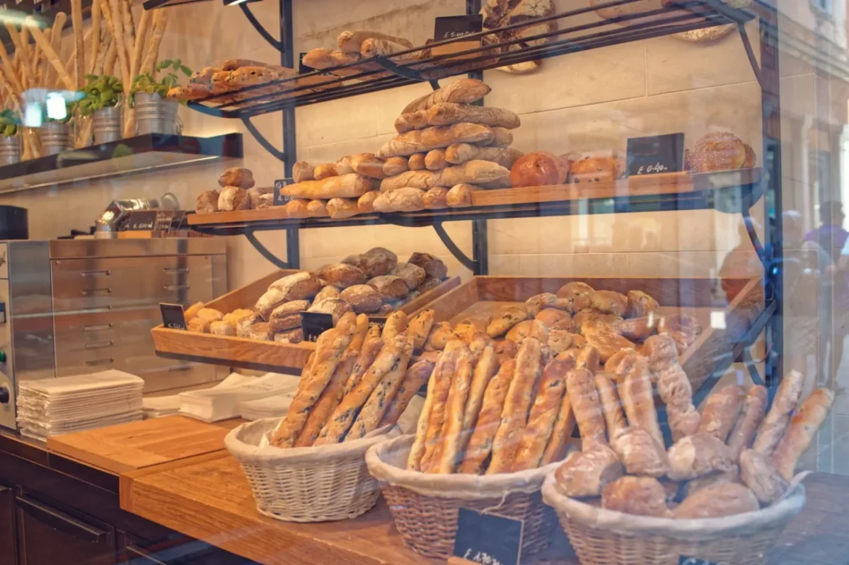 vitrína v pekárně s různými druhy chlebů a baget