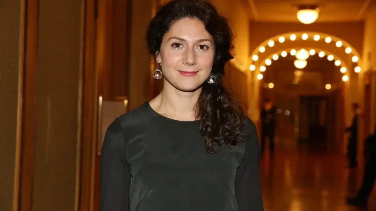 Martha Issová usmívající se v divadle.