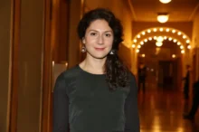 Martha Issová usmívající se v divadle.