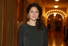 Martha Issová usmívající se v divadle.