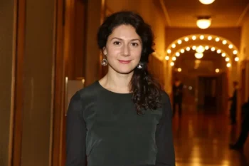 Martha Issová usmívající se v divadle.