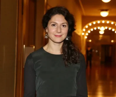 Martha Issová usmívající se v divadle.