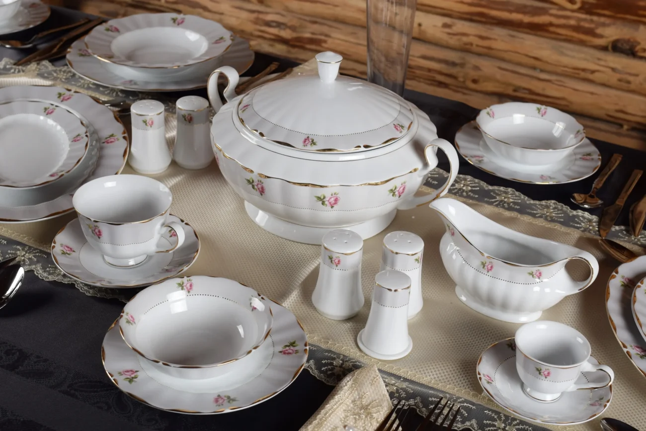 shutterstock_583164205 1 | TVGURU.cz Porcelánová sada.