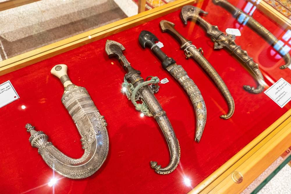 shutterstock_2051536733 | TVGURU.cz Stříbrná sbírka dýk na červeném sametu ve vitríně v Muzeu šejka Faisala bin Qassima Al Thaniho (soukromé muzeum v Kataru).
