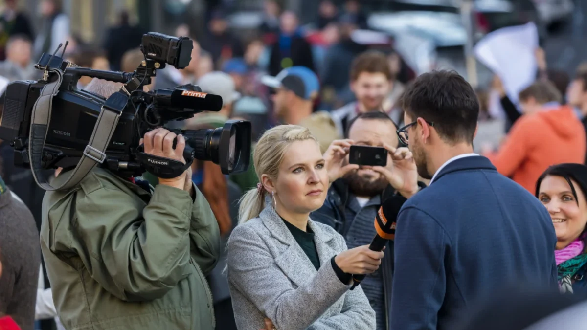 Reportérka pokládající dotaz.