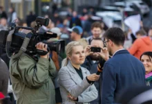 Reportérka pokládající dotaz.