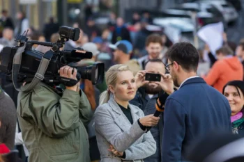 Reportérka pokládající dotaz.